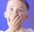 chłopiec zakrywa buzię.jpg